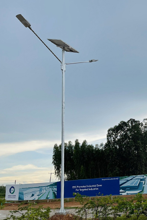 เสาไฟโซล่าเซลล์กิ่งคู่ แบบแบตในโคม