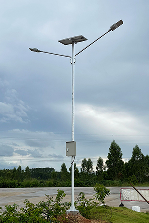 เสาไฟโซล่าเซลล์กิ่งคู่ แบบแยกตู้คอนโทรล